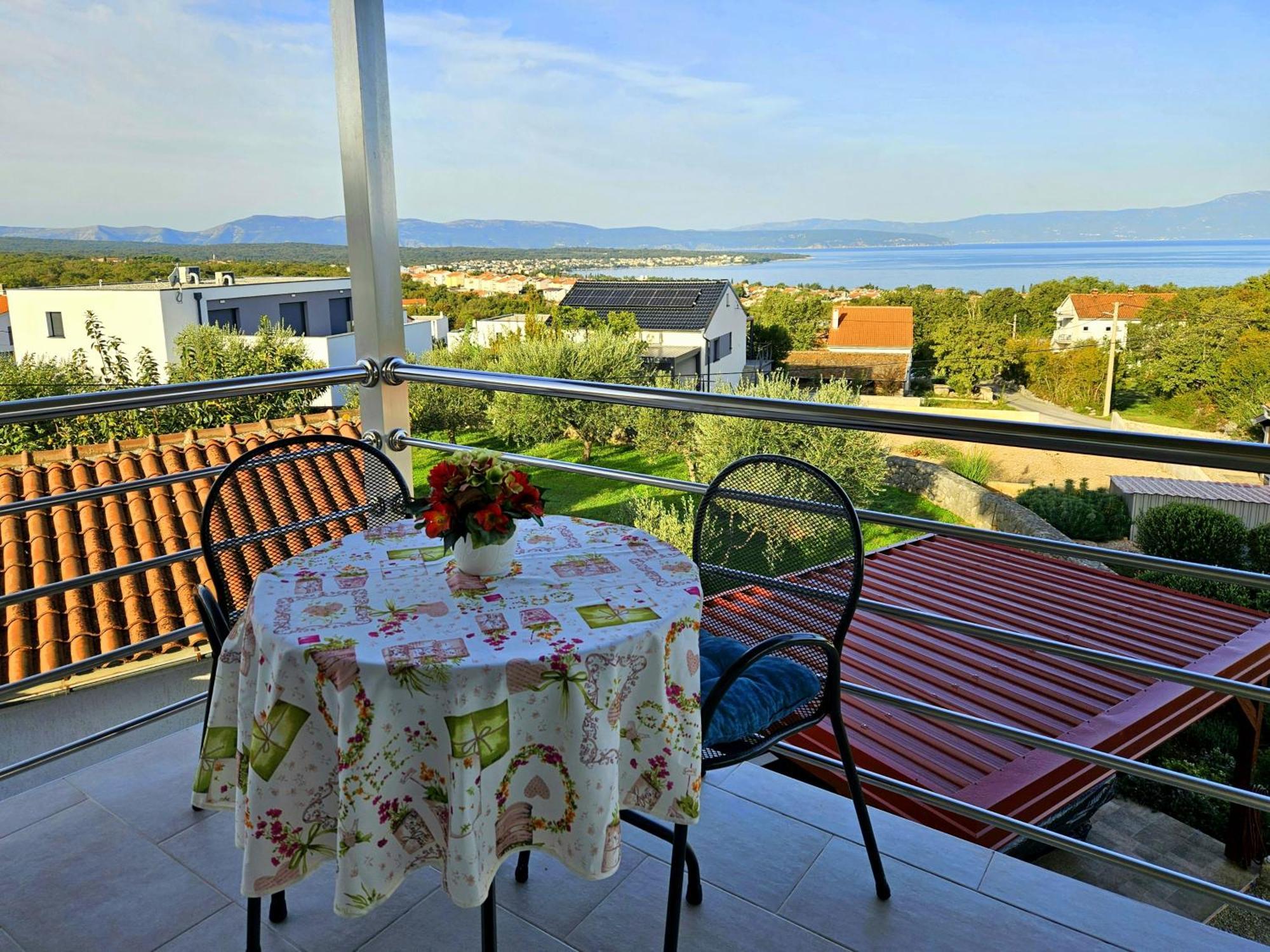 Apartments Kremenici Malinska Bilik gambar